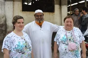 Dauer-Single Beate (l.) wird zusammen mit Mama Irene auf Konfrontationskurs mit fremden Sitten und Gebräuchen, unbekannten Menschen und exotischen Tieren geschickt. Auf ihrer Reise lernen durch Indien lernen sie auch einen Büffelbesitzer kennen.