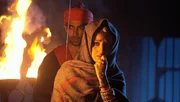 Bild: Jodha Bai (Paridhi Sharma, re), Backgrund: Wache