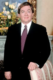 Daniel Davis (Butler Niles).