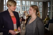 Melanie (Sanna Englund, l.) hat sich im Therapiezentrum als neue Patientin ausgegeben, um einen Zugang zu Jennifer (Lilli Fichtner, r.) zu finden. Die junge Frau lehnt eine schulmedizinische Behandlung ihrer Krebserkrankung ab und vertraut den fragwürdigen Methoden des Zentrums.