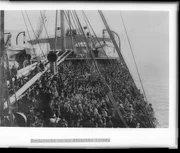 Einwanderer an Bord eines Schiffes (Totale)