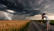 Immer auf der Jagd nach dem perfekten Unwetter-Bild: für sogenannte „Stormchaser“ übt eine Wetterlage wie zu Pfingsten 2014 trotz aller Bedrohung eine riesige Faszination aus.
