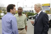 Shawn (James Roday, li.) und Gus (Dulé Hill, Mi.) werden von Mr. Snowden (Bruce Davison) gebeten, eine Expertenkommission zu unterstützen, die zum Schutz des schwerreichen Geschäftsmannes Bonaventure ins Leben gerufen wurde.