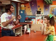 Samantha (Alyssa Milano, r.) ist Kellnerin im "Yellow Submarine" und lauscht den großen Plänen ihres "Chefs" Tony (Tony Danza, l.).