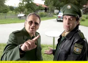 Johannes Staller (Helmfried von Lüttichau, rechts) mit dem neuen Polizeichef Reimund Girwidz (Michael Brandner).