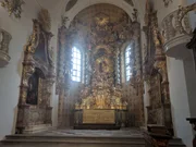Hochaltar und Sonnenfenster mit der Gottesmutter - Maria "mit der Sonne umkleidet, den Mond zu ihren Füßen".
