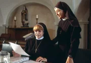 hr-fernsehen UM HIMMELS WILLEN Folge 31, Trojanisches Pferd, Fernsehserie, Deutschland 2002 - 2010, Regie: Helmut Metzger, am Donnerstag (12.07.12) um 21:45 Uhr. Wer wird die neue Mutter Oberin: Schwester Lotte (Jutta Speidel, r.) oder Schwester Mechthild (Hannelore Hoger, l.)?