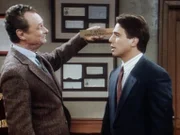 Dr. Graham (Jerry Hardin, l.) bietet Tony (Tony Danza) einen Traumjob in Iowa an.