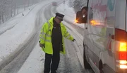 NDR Fernsehen DIE NORDREPORTAGE: MIT BLAULICHT DURCH DEN SCHNEE, am Montag (06.02.12) um 18:15 Uhr.
Unterwegs mit abgefahrenen Reifen: Da kennt die Polizei keine Gnade. Rainer
Hartung kontrolliert einen Kleinlaster.
