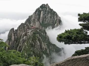 Der Lotosblütengipfel, mit 1.864 Metern der höchste der 72 Gipfel des Huang Shan Gebirges.