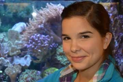 Anna nimmt die Haustierfreude in die bunte Welt der Aquarienfische mit.