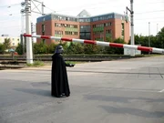 Die Protagonisten provozieren, irritieren und bringen - mit versteckter Kamera - Österreicherinnen und Österreicher zum Lachen. Im 'Best of' sind die schrägsten Szenen aus der dritten ORF-Staffel der kultigen Serie "Echt fett" zu sehen.