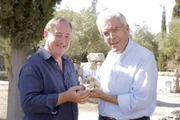 Andrew Wallace-Hadrill (l.), Dr. Manolis Papagrigorakis