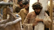 Jesus trägt sein Kreuz.