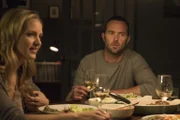 Weller (Sullivan Stapleton, r.) und seine Schwester Sarah (Jordana Spiro, l.) sind fest davon überzeugt, dass Jane ihre ehemalige Nachbarin Taylor ist. Doch die Isotopenuntersuchung der Zähne von Jane widerspricht dieser Theorie ...