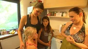 Gabriela (r.) mit Maxi und deren Töchtern Chiara (r.) und Laila.