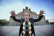 Olaf Schubert in Dresden vor der Semperoper.
(Foto für alle Folgen verwendbar.)