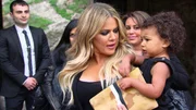 Kim,li.und die kleine Northie,re.soll in Jerusalem getauft werden. Khloé,re.