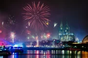 Silvesterfeuerwerk in Köln mit der Hohenzollernbrücke und dem Kölner Dom. (Archivfoto, 2019)