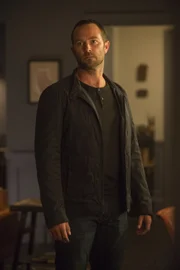 Nach und nach kommt Weller (Sullivan Stapleton) der Verdacht, dass Janes Tattoos klare Hinweise auf Verbrechen und dunkle Machenschaften geben - auch auf dubiose Geschäfte der CIA ...