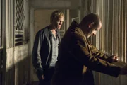 ARD/MDR TATORT: DER IRRE IWAN, am Donnerstag (01.01.15) um 20:15 Uhr im ERSTEN.
Caspar Bogdanski (Dominique Horwitz, vorne rechts) zeigt Kongo (Pit Bukowski, links) das Versteck der Beute auf seinem Hof.