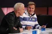 Die Jurymitglieder H.P. Baxxter (l.) und Dieter Bohlen bewerten die Performance eines Kandidaten.