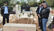 Commander Shimon Ben Godin (Gil Frank) mit Commissioner Yehuda Weissenberg (Ami Weinberg) und weiteren Trauernden am Grab von Noam Shavit (Eyal Schechter)
