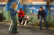 Weil Rachel (Jennifer Aniston, l.) als Kind einen Unfall auf einer Schaukel hatte, möchte sie nicht, dass Ross (David Schwimmer, r.) mit Emma (Darsteller unbekannt, 2.v.r.) auf den Spielplatz geht ...