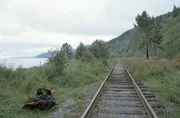 8. Der Bau der Transsibirischen Eisenbahn, hier eine Strecke am legendären Baikalsee, brachte für Sibirien große Veränderungen mit sich.
