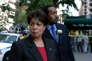 LAW & ORDER Season15 EP Coming Down Hard, Law and Order Staffel 15 EP Tödliche Studien Wednesday on NBC (10-11:00 p.m. ET) LAW & ORDER -- NBC Universal Television -- Coming Down Hard -- Pictured: (l-r) S. Epatha Merkerson as Lt. Anita van Buren, jesse L. Martin as Det. Ed Green -- NBC Universal photo: Jessica Burstein