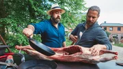 Koral Elci und Adam Boudoukos beim Zubereiten des Lamms.