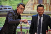 Christoph Sieber und Tobias Mann erklären die Verbindung zwischen der Politik und VW.