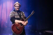 Mit seinem VW-Bulli bereist Songwriter Gregor Meyle deutsche Musikgeschichte.