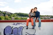 Molly (Gabriella Baley) und Truls (Hermann Tommeraas) auf dem Häuserdach