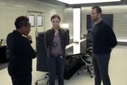 Mayfair (Marianne Jean-Baptiste, l.) trifft schier der Schlag, als sie erfährt, dass das Zeugenschutzprogramm gehackt wurde. Können die US Agentin Allison Knight (Trieste Kelly Dunn, M.) und Weller (Sullivan Stapleton, r.) den Verkauf der brisanten Informationen noch verhindern?