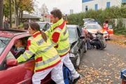 Ein schwerer Unfall hat sich ereignet. Alex (Jan Hartmann) und Laura (Susan Hoecke) kommen am Unfallort an und versorgen die Verletzten.