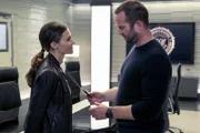 Trieste Kelly Dunn (Allison Knight), Sullivan Stapleton (Kurt Weller)..