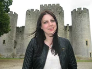 Presenterin Janina Ramirez vor Bodiam Castle in Sussex, in dessen Besitz Sir Edward Dalyngrigge, ein Kriegsveterane, der für König Edward III. in Frankreich gekämpft hatte, im Jahr 1378 kam.