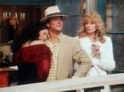 Tony (Tony Danza, M.) hat geerbt und fühlt sich wie ein Großgrundbesitzer. Dass er die "Assistentin" (Valerie Fedie, l.) seines verstorbenen Onkels gleich übernommen hat, begeistert Angela (Judith Light, r.) nicht.