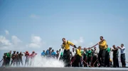 Die Crew-Mitglieder arbeiten rund um die Uhr unter Hochdruck auf dem schwimmenden Marinestützpunkt.