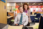 Karl (Russell Tovey) und Trish (Sarah Hadland) im Büro.