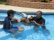 Der Hundeflüsterer Cesar Millan (r.) kümmert sich unter anderem um die kanadische Retrieverdame, die panische Angst vor Wasser hat.