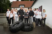 Die Box-Trainer Hermann Bendl (Mitte l.) und Gerald "Gery" Pelikan (Mitte r.) und die Psychologin Simone Breitenfeld (Mitte M.) wollen einer Gruppe Jugendlichen mit körperlichem und mentalem Coaching den Weg in eine geordnete Lebensstruktur zeigen und ihre Motivation und das Selbstbewusstsein steigern.