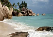 hr-fernsehen TROPISCHE TRAUMZIELE - INSELWELTEN FÜR GENIESSER, am Freitag (03.08.12) um 20:15 Uhr.
Granitfelsen am Strand der Seychelleninsel La Digue.