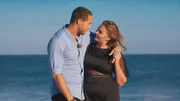 Andrej und Ernestine bei einem romantischen Strandspaziergang. Verwendung der Bilder für Online-Medien ausschließlich mit folgender Verlinkung: "Alle Episoden von "Der Bachelor" bei TVNOW: www.tvnow.de".
