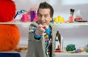Wenn"s ums Basteln geht, hat Mister Maker die Nase vorn. In seinem magischen Studio, in dem alle Requisiten Bastelgegenstände in Übergröße sind, fehlt es an nichts.