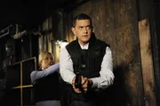 Detective Lassiter (Timothy Omundson) und Juliet O'Hara (Maggie Lawson, hi.) haben den Verdächtigen ausfindig gemacht und versuchen ihn in einem Ladenlokal zu stellen...