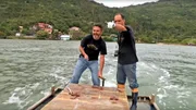 Austernzüchter in ihrem Boot vor der Küste von Florianopolis