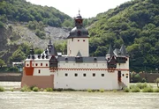 Blick vom Rheinsteig auf die Burg Pfalzgrafenstein bei Kaub, eine frühere Schifffahrtszollburg.