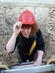 Dr. Joann Fletcher verlässt die Grabkammer von Kha, dem leitenden Architekten bei der Errichtung der Nekropole.